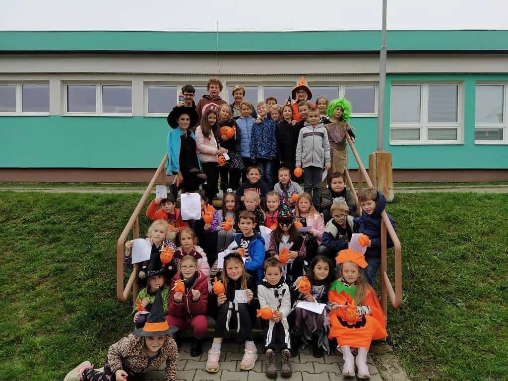 Fotografie z článku: Halloween a dlabání dýní u Soviček a Veverek v ŠD