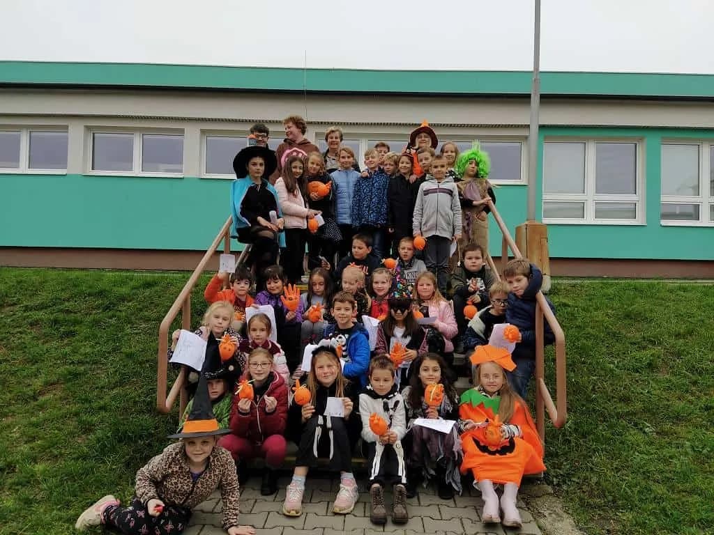 Fotografie z článku: Halloween a dlabání dýní u Soviček a Veverek v ŠD