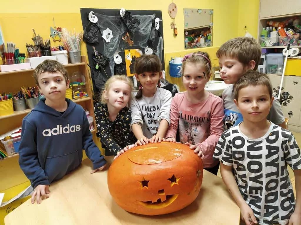 Fotografie z článku: Halloween a dlabání dýní u Soviček a Veverek v ŠD