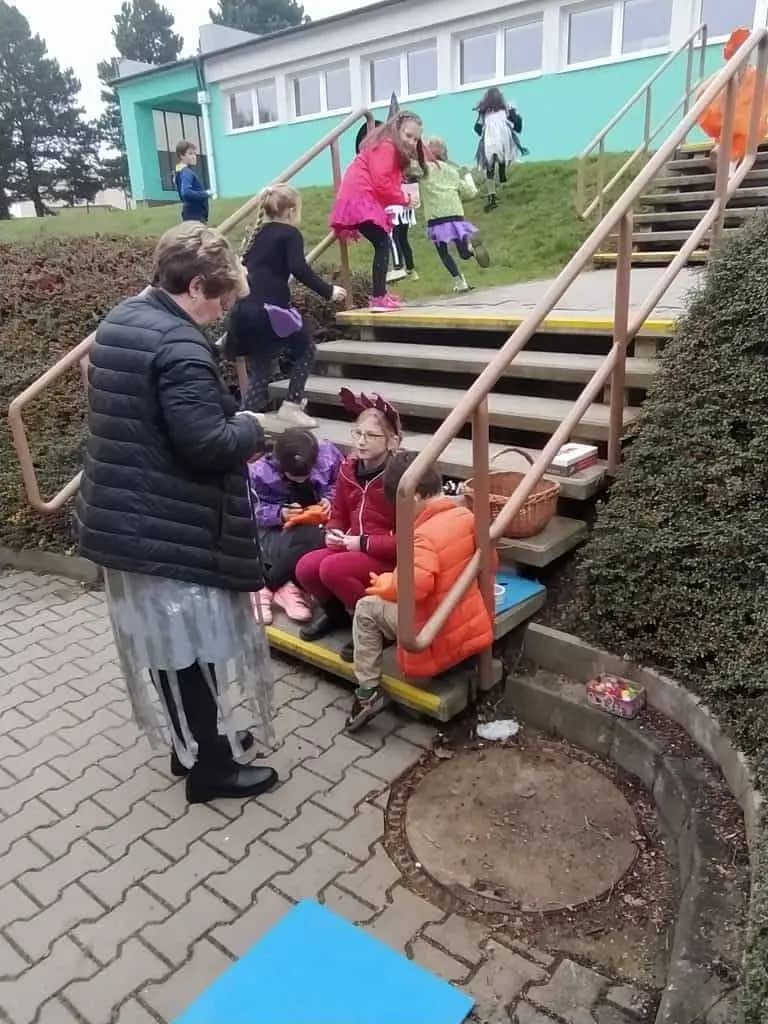 Fotografie z článku: Halloween a dlabání dýní u Soviček a Veverek v ŠD