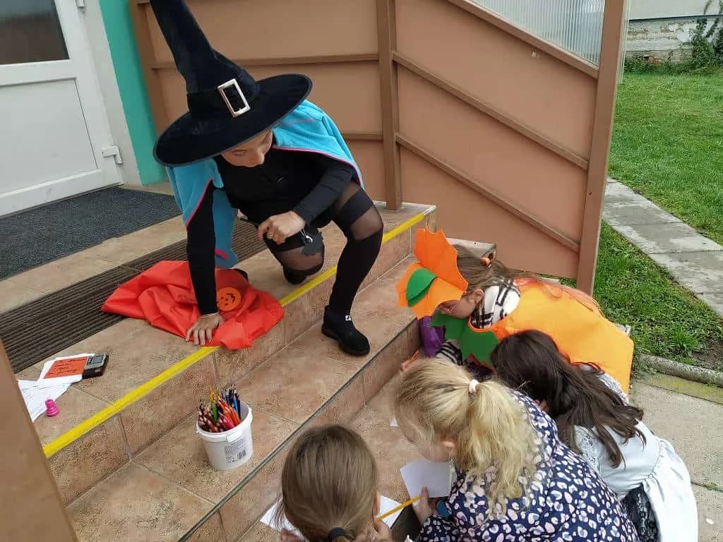 Fotografie z článku: Halloween a dlabání dýní u Soviček a Veverek v ŠD