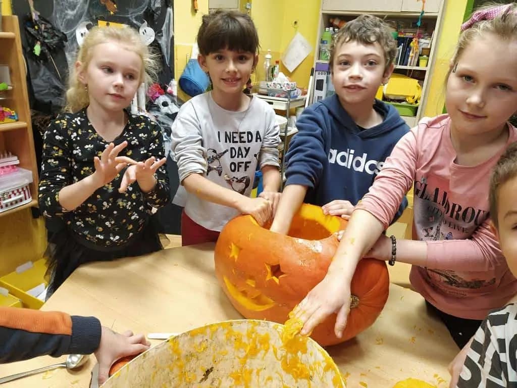 Fotografie z článku: Halloween a dlabání dýní u Soviček a Veverek v ŠD