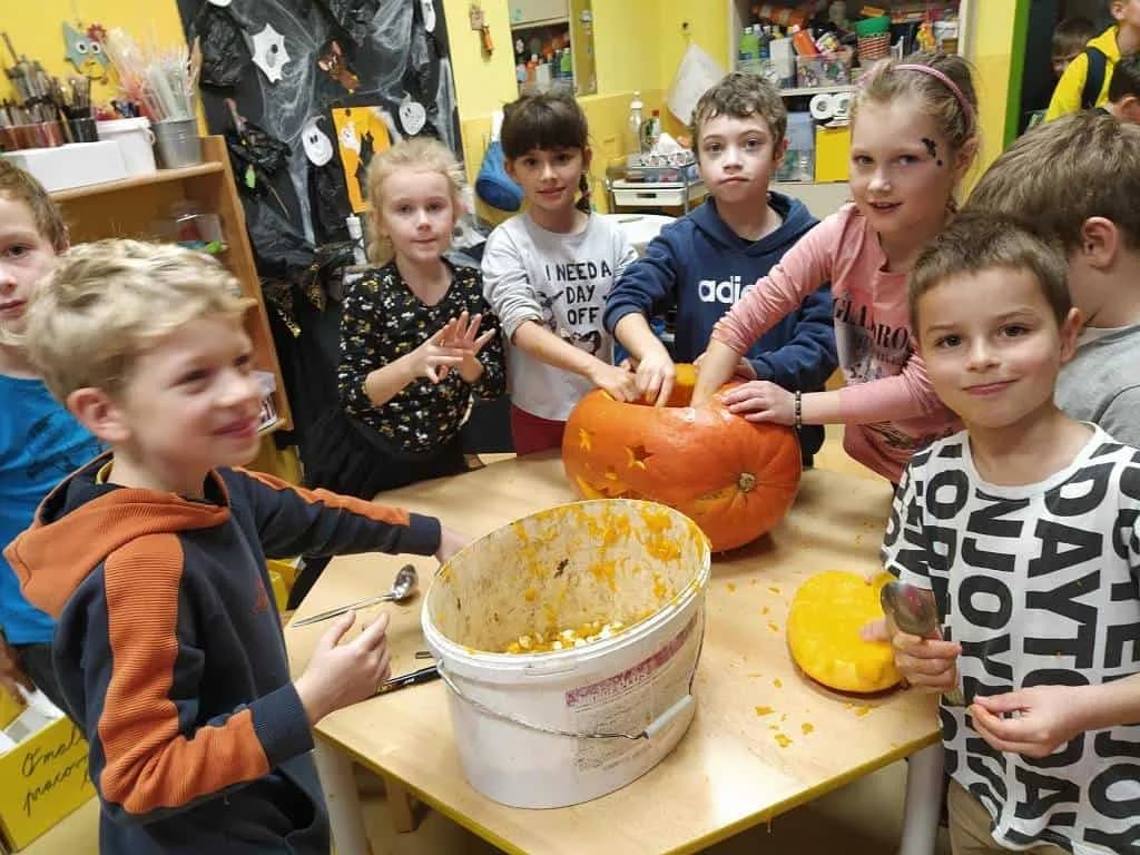 Fotografie z článku: Halloween a dlabání dýní u Soviček a Veverek v ŠD