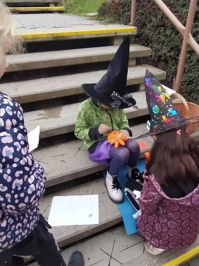 Fotografie z článku: Halloween a dlabání dýní u Soviček a Veverek v ŠD