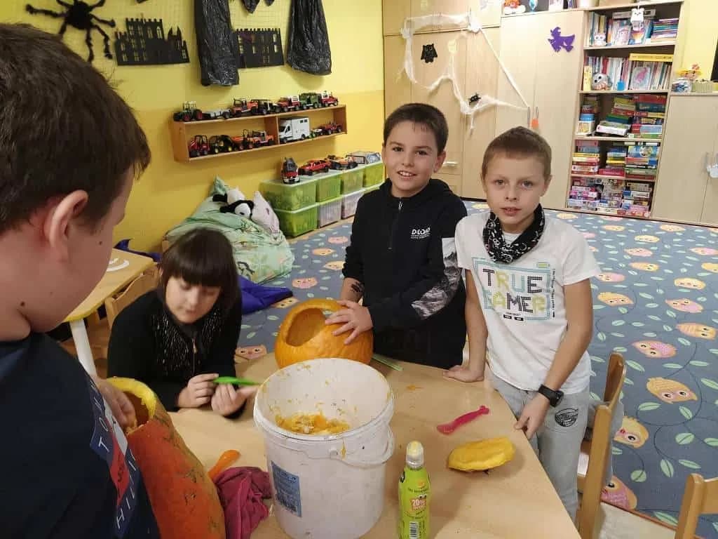 Fotografie z článku: Halloween a dlabání dýní u Soviček a Veverek v ŠD