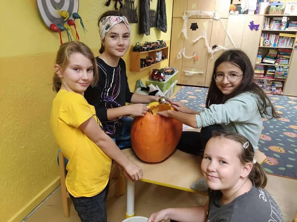 Fotografie z článku: Halloween a dlabání dýní u Soviček a Veverek v ŠD