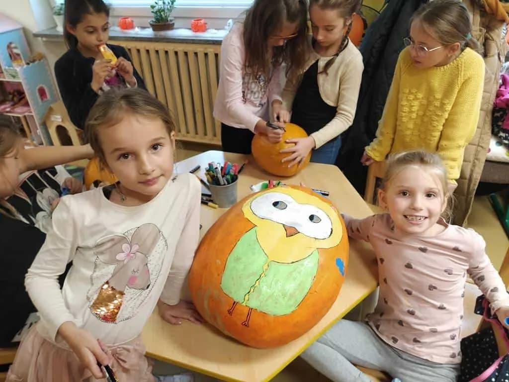 Fotografie z článku: Halloween a dlabání dýní u Soviček a Veverek v ŠD