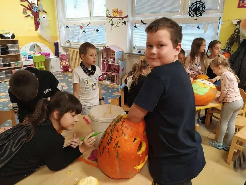Fotografie z článku: Halloween a dlabání dýní u Soviček a Veverek v ŠD