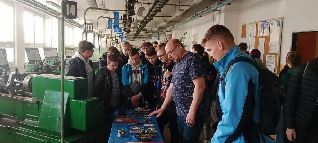 Fotografie z článku: Scholaris + Exkurze deváťáků na SŠT a SŠGS