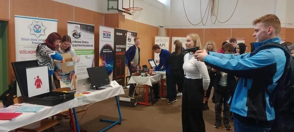 Fotografie z článku: Scholaris + Exkurze deváťáků na SŠT a SŠGS