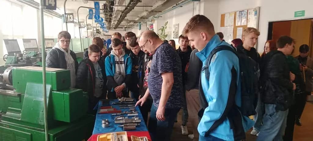 Fotografie z článku: Scholaris + Exkurze deváťáků na SŠT a SŠGS