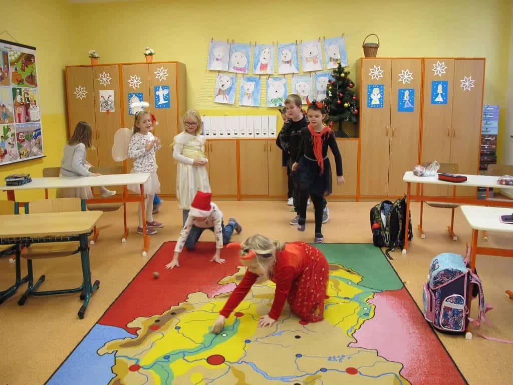 Fotografie z článku: Den se svatým Mikulášem, čertem a andělem v I. B