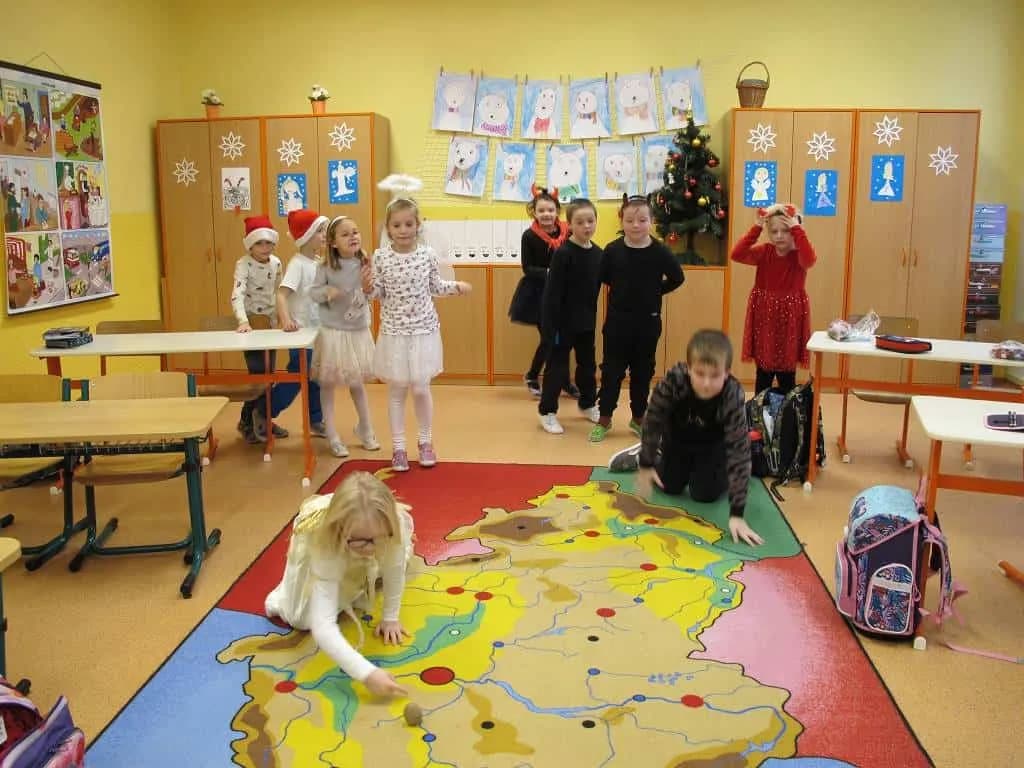Fotografie z článku: Den se svatým Mikulášem, čertem a andělem v I. B