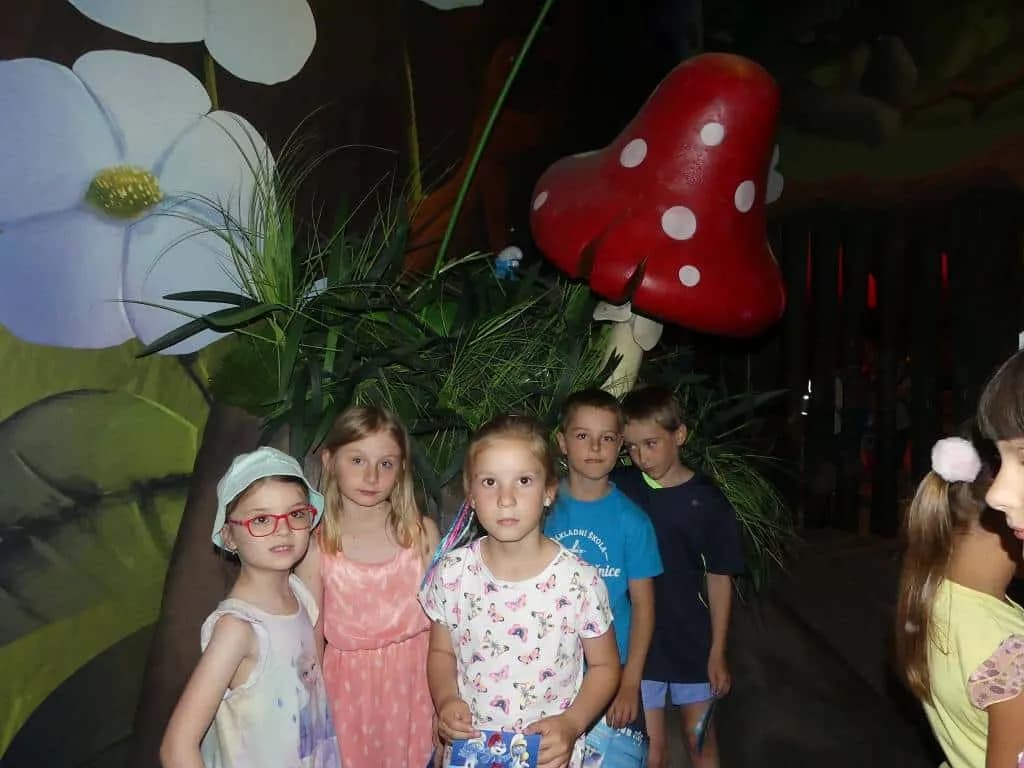 Fotografie z článku: Výlet 1. - 3. tříd do Šmoulí země