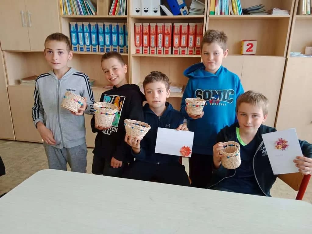 Pletení košíků pro maminky na Den matek ve III.A