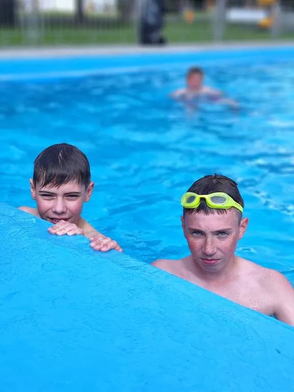 Fotografie z článku: Výlet VI. B do Rožnova p. R.