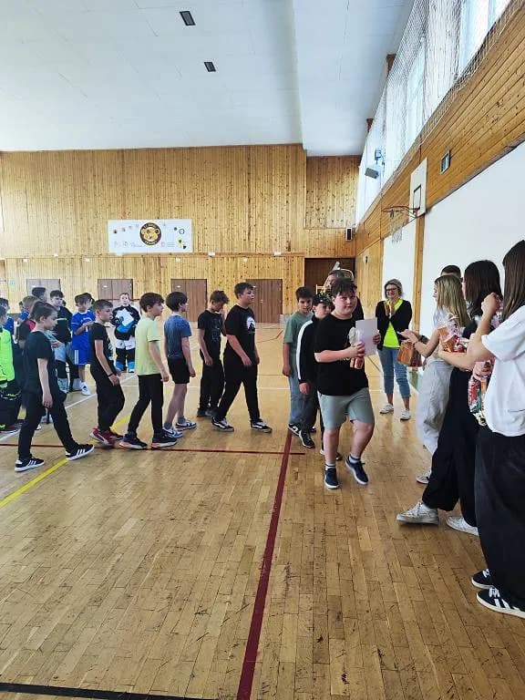 Fotografie z článku: Florbalový turnaj „O pohár starosty obce Troubky“