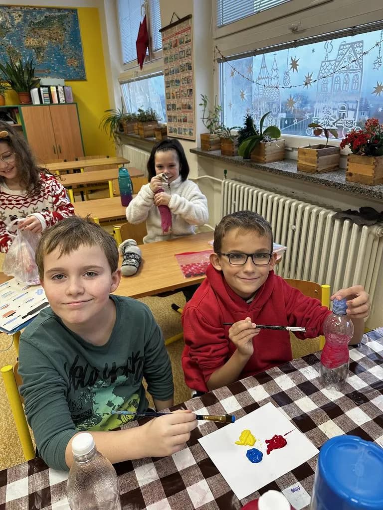 Fotografie z článku: III. A tvořila hračky z recyklovaných materiálů ♻️