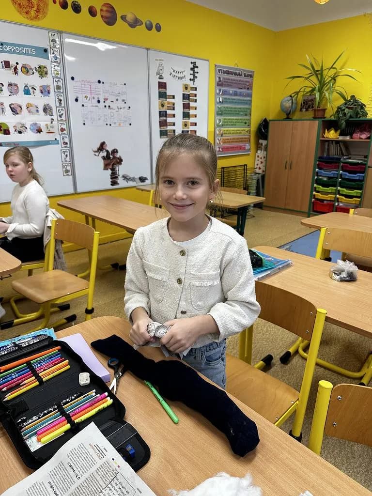 Fotografie z článku: III. A tvořila hračky z recyklovaných materiálů ♻️