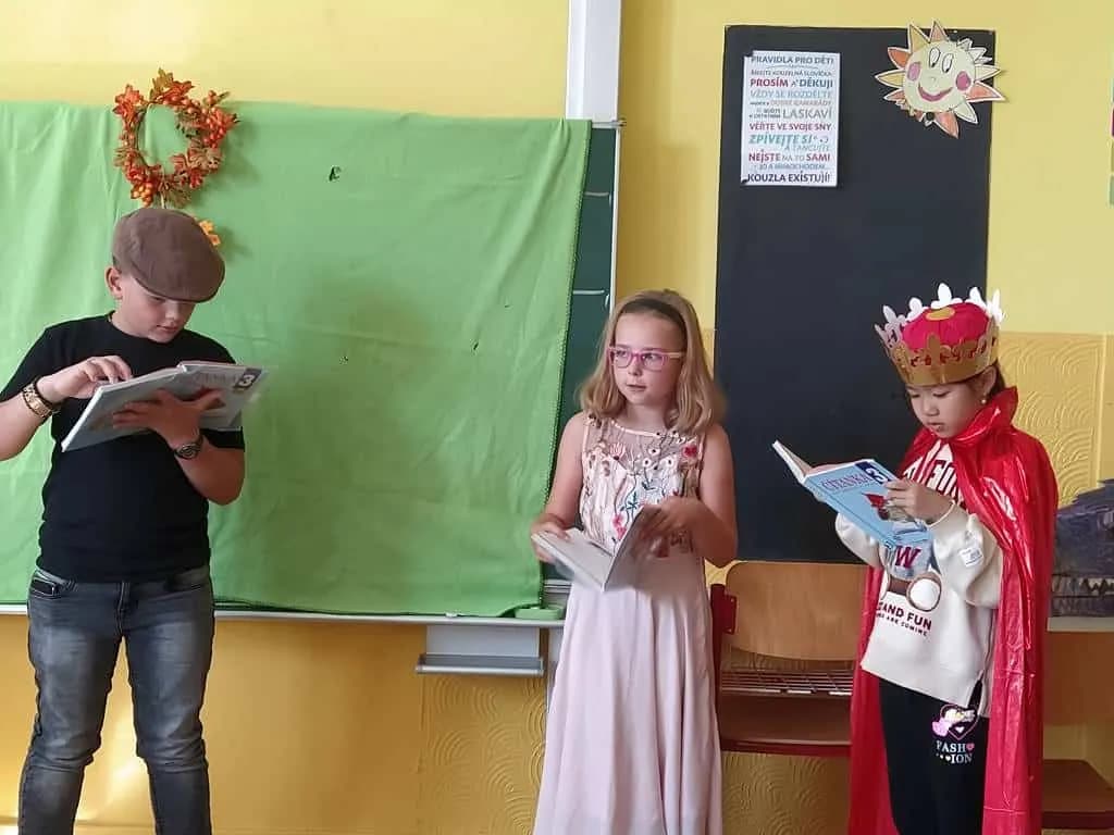 Fotografie z článku: Scénické čtení ve III.A