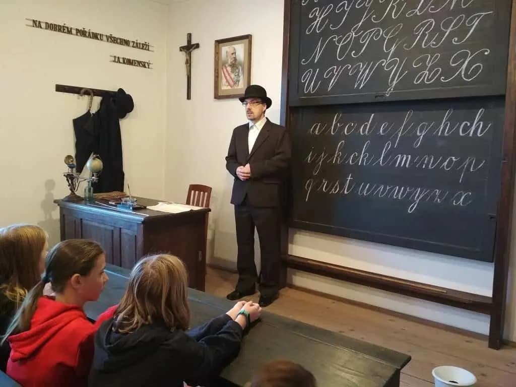 Fotografie z článku: Dějepisná exkurze VI.A a VI.B do Muzea J. A. Komenského v Přerově