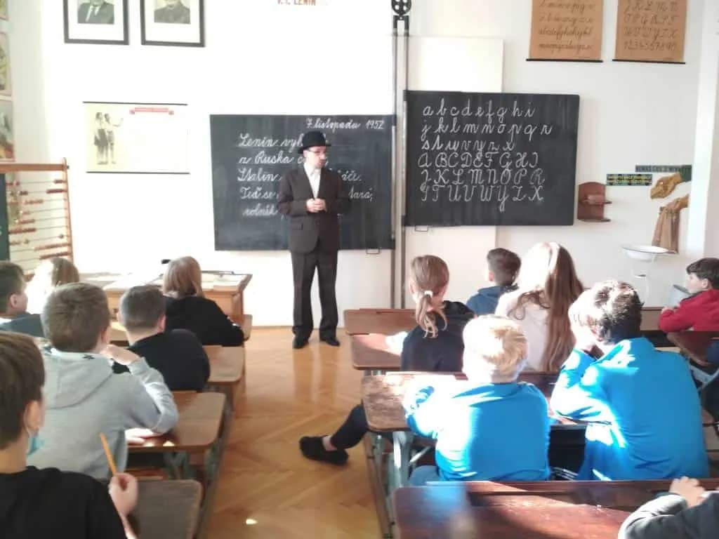 Fotografie z článku: Dějepisná exkurze VI.A a VI.B do Muzea J. A. Komenského v Přerově