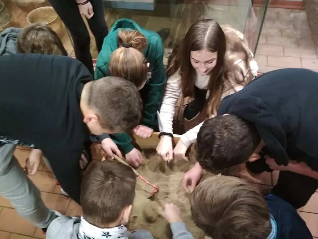 Fotografie z článku: Dějepisná exkurze VI.A a VI.B do Muzea J. A. Komenského v Přerově