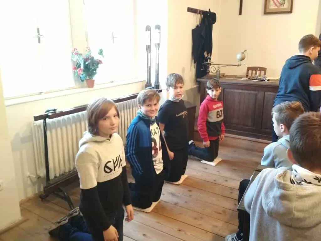 Fotografie z článku: Dějepisná exkurze VI.A a VI.B do Muzea J. A. Komenského v Přerově