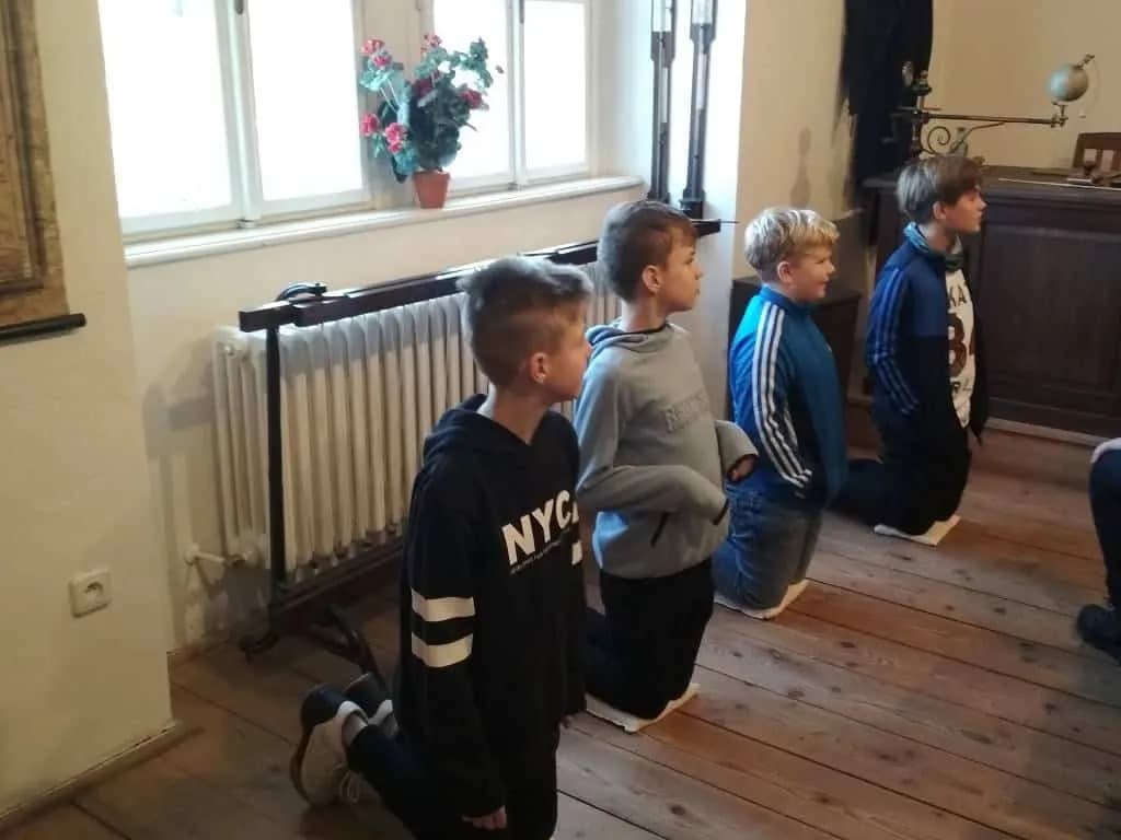 Fotografie z článku: Dějepisná exkurze VI.A a VI.B do Muzea J. A. Komenského v Přerově