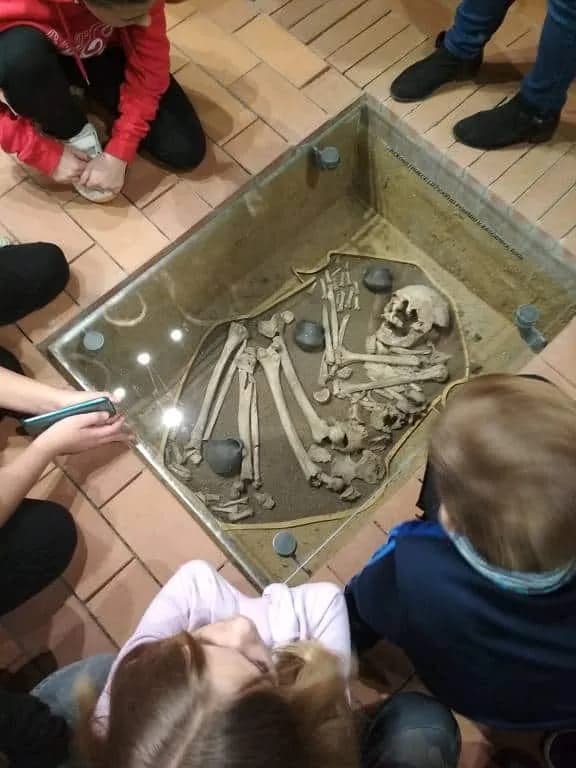 Fotografie z článku: Dějepisná exkurze VI.A a VI.B do Muzea J. A. Komenského v Přerově