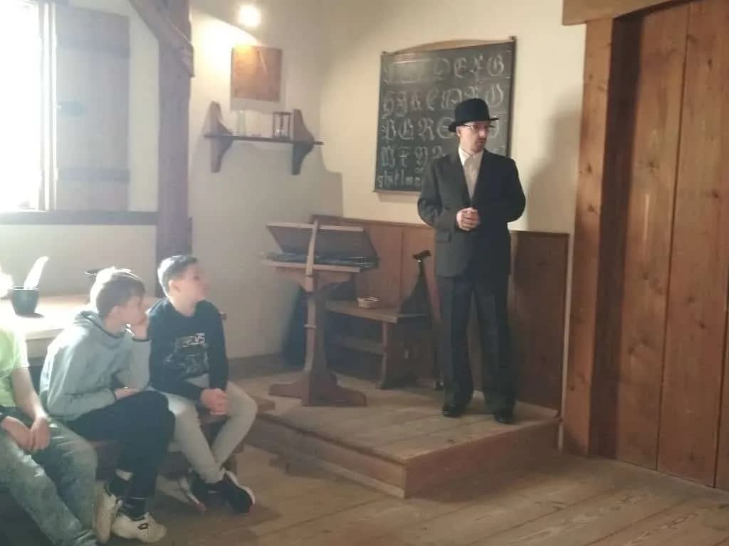 Fotografie z článku: Dějepisná exkurze VI.A a VI.B do Muzea J. A. Komenského v Přerově