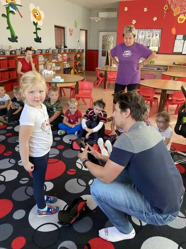 Fotografie z článku: Ukázka hokejové výstroje - Berušky a Koťata MŠ