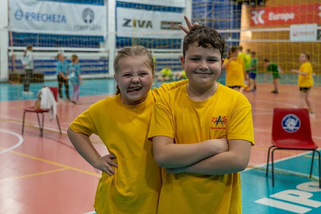 Fotografie z článku: Třetí turnaj v barevném volejbalu