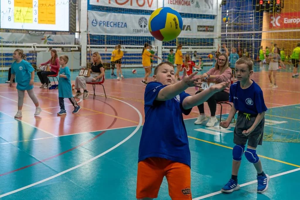 Fotografie z článku: Třetí turnaj v barevném volejbalu