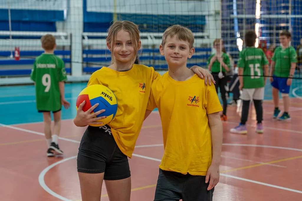 Fotografie z článku: Třetí turnaj v barevném volejbalu