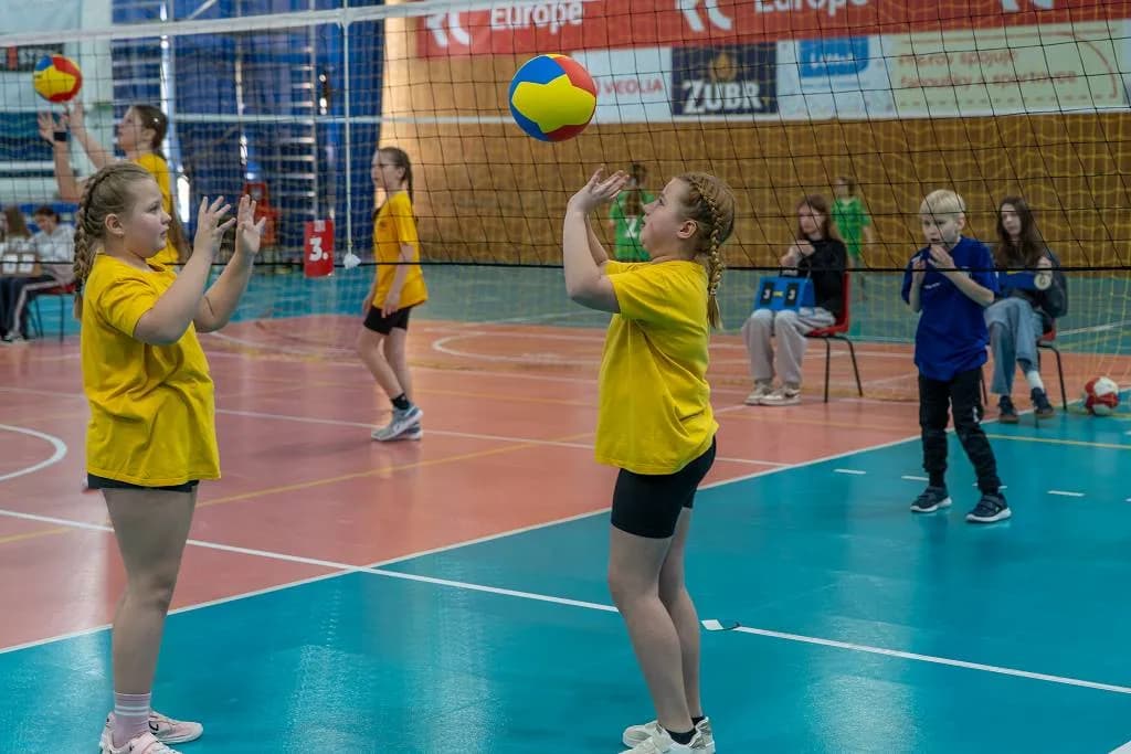 Fotografie z článku: Třetí turnaj v barevném volejbalu