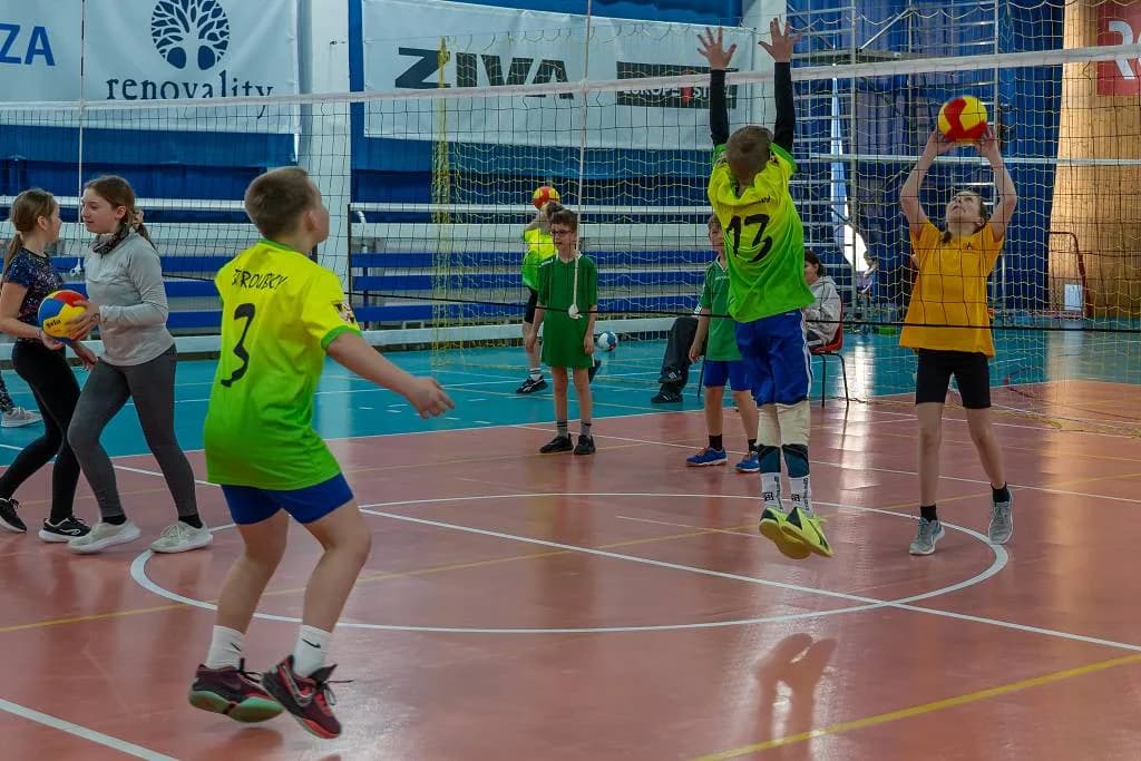Fotografie z článku: Třetí turnaj v barevném volejbalu