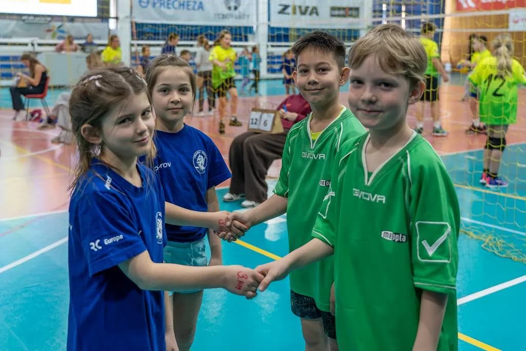 Fotografie z článku: Třetí turnaj v barevném volejbalu