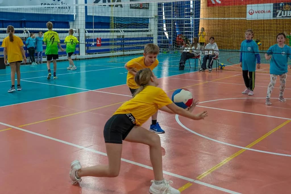 Fotografie z článku: Třetí turnaj v barevném volejbalu