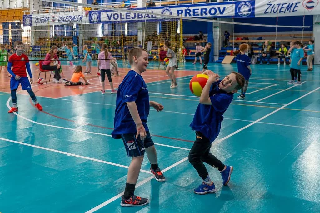Fotografie z článku: Třetí turnaj v barevném volejbalu