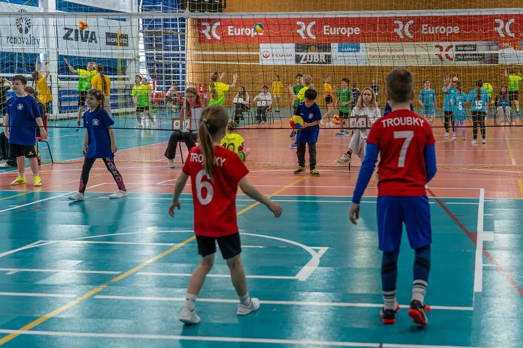 Fotografie z článku: Třetí turnaj v barevném volejbalu