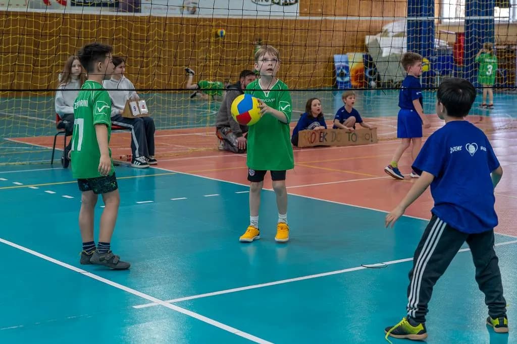 Fotografie z článku: Třetí turnaj v barevném volejbalu