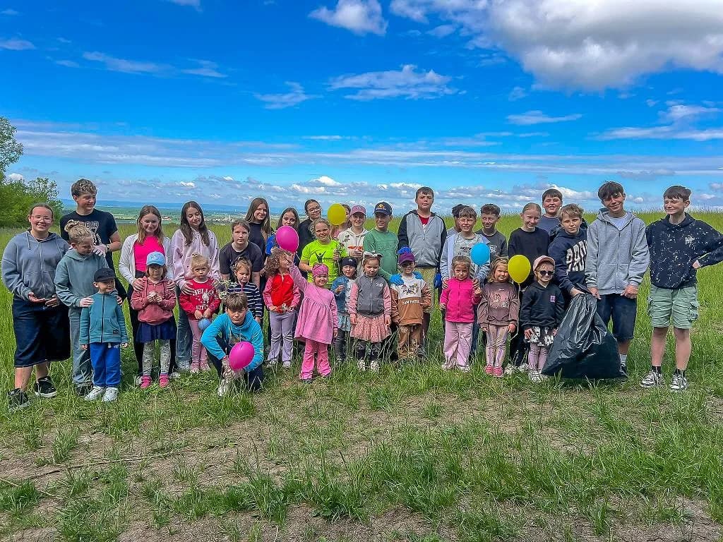 Fotografie z článku: Šesťáci a školkáčci na společné Stezce za odpadem