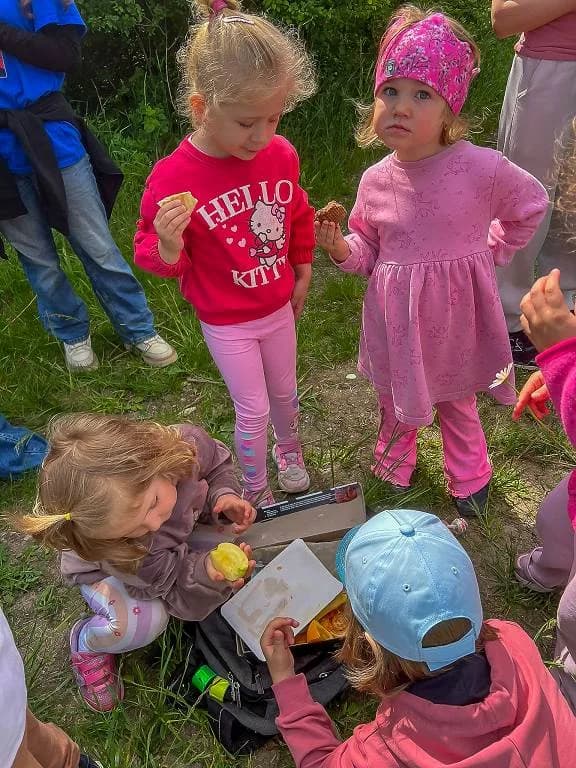 Fotografie z článku: Šesťáci a školkáčci na společné Stezce za odpadem