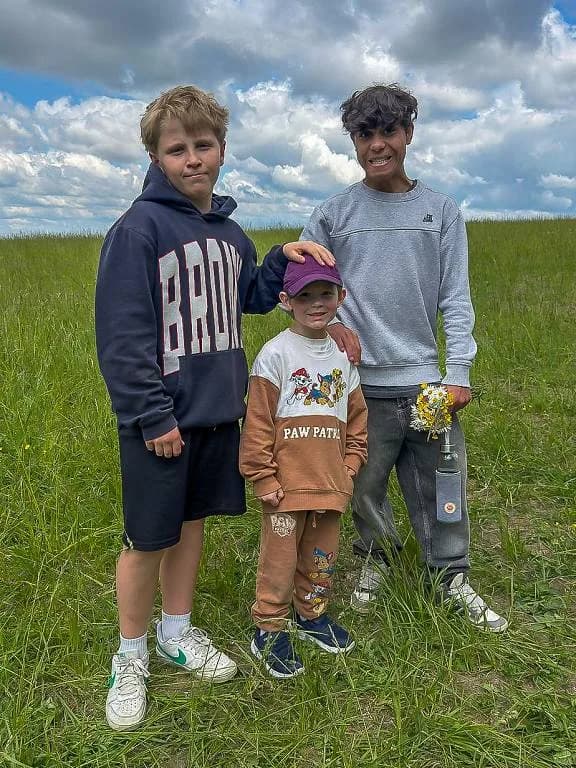 Fotografie z článku: Šesťáci a školkáčci na společné Stezce za odpadem
