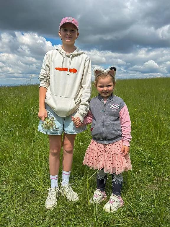 Fotografie z článku: Šesťáci a školkáčci na společné Stezce za odpadem