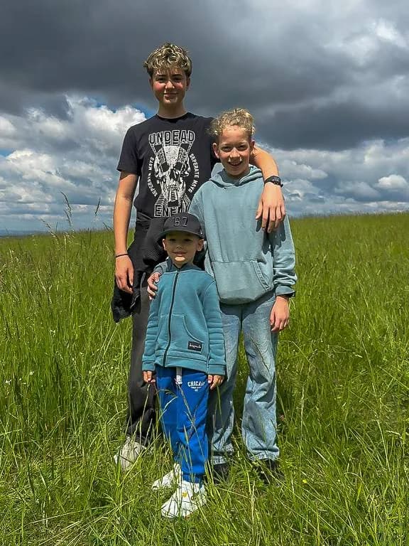 Fotografie z článku: Šesťáci a školkáčci na společné Stezce za odpadem