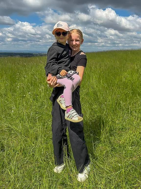 Fotografie z článku: Šesťáci a školkáčci na společné Stezce za odpadem
