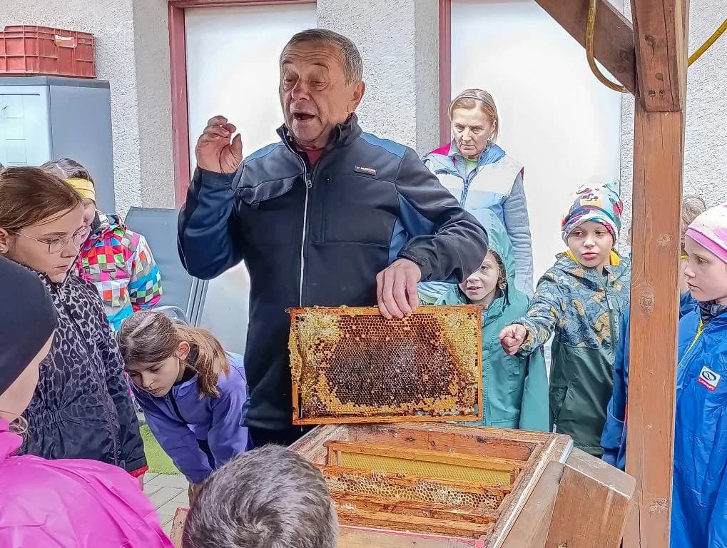 Fotografie z článku: Návštěva ll. A u pana včelaře Ščotky