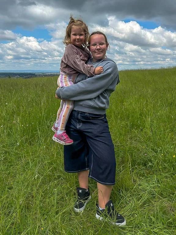 Fotografie z článku: Šesťáci a školkáčci na společné Stezce za odpadem